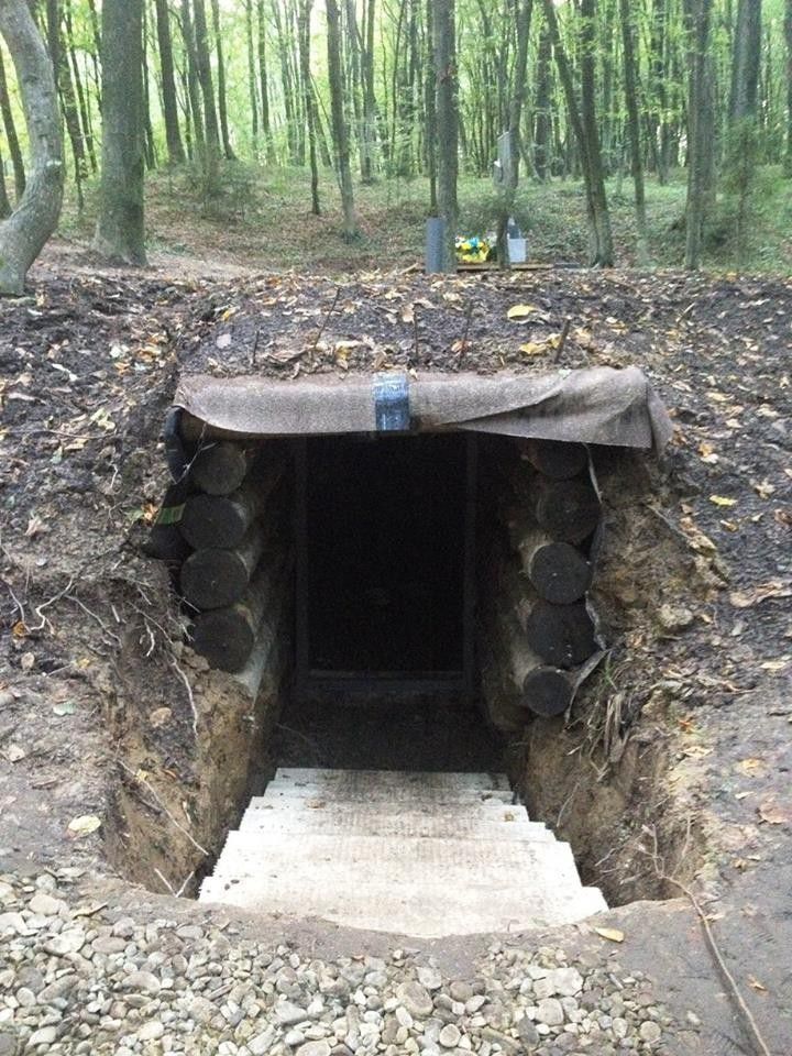 На цьому місці загинуло шестеро членів ОУН: Володимир Калиній (Артем), Іван Магас (Черемош), Степан Магас (Благий), Зено