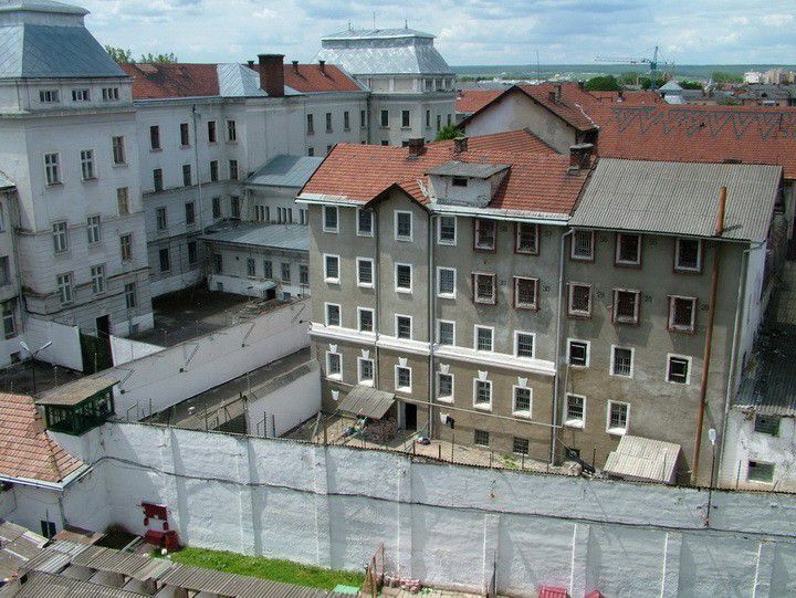 Ілюстрація. Прикута до ліжка жінка перебувала в камері з іншими засудженими без належної медичної допомоги й медичного к