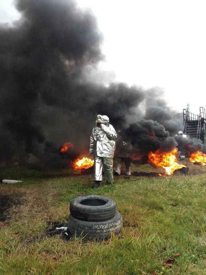 Долинські та рожнятівські вогнеборці закінчили свої практичні заняття, долаючи вогневу смугу з перешкодами