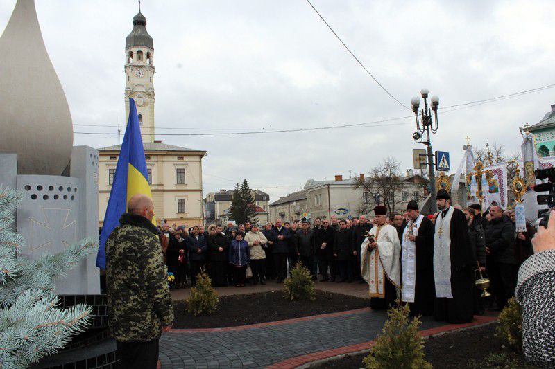 У день Гідності та Свободи у Снятині  відкрили та освятили пам'ятник героям Небесної Сотні