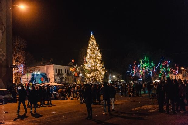 Так площа Героїв виглядала у новорічну ніч-2017 | Фото: з архіву
