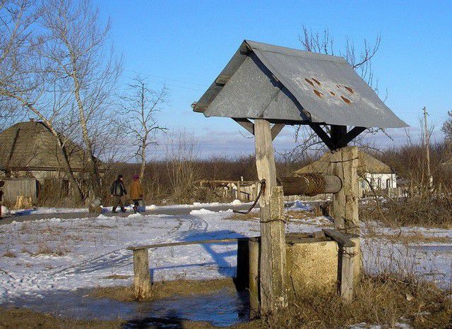 Ілюстрація. Працівники пожежно-рятувальної служби за допомогою рятувальної мотузки і драбини витягнули жінку з криниці. 