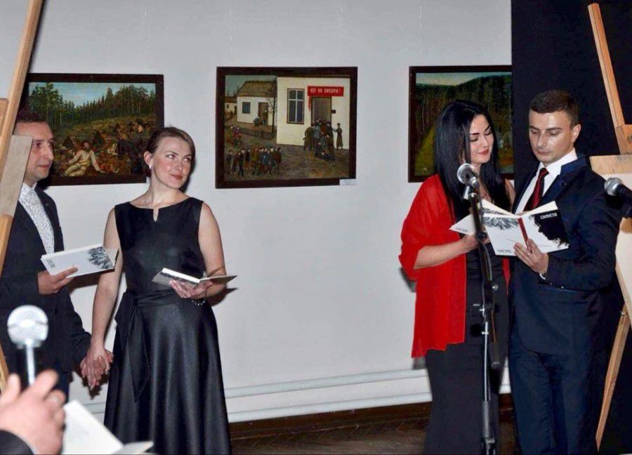 Актори читають поезію Богдана Томенчука | Фото: Оля Білоус