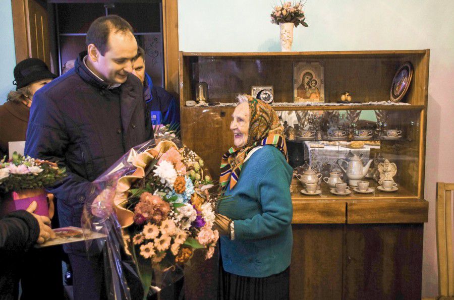 Ювілярка впевнено зустрічала численних гостей | Фото: Руслан Марцінків