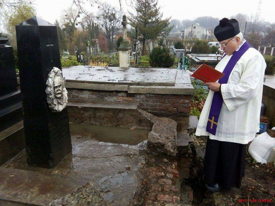 Пам'ятник Олександру Шустову &mdash; робота відомого львівського скульптора французького походження Г. Пер'є |