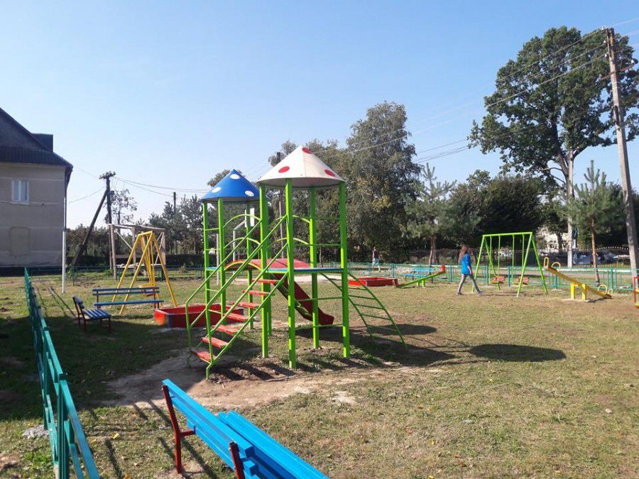 Дитячі майданчики почали встановлювати і на Калущині | Фото: з архіву "Вікон"