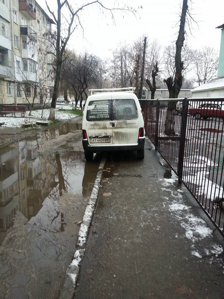 Водії Калуша продовжують дивувати своїм вмінням припаркуватися там, де правилами заборонено