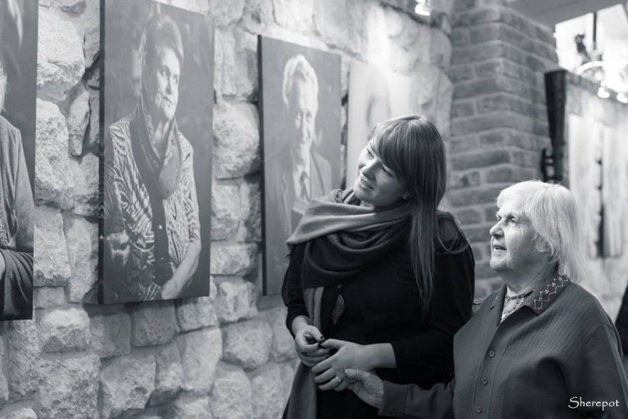 Фотовиставку "Краса не має віку" організували з метою привернення уваги жителів міста до проблеми самотності л