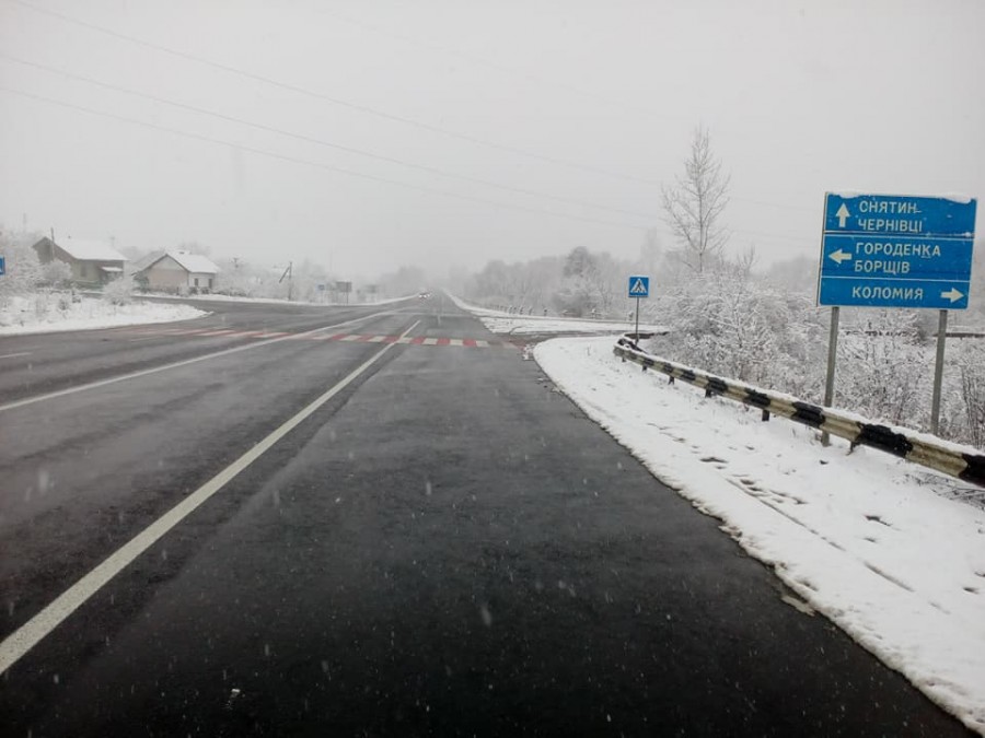 Снігопад зводить нанівець роботу дорожників