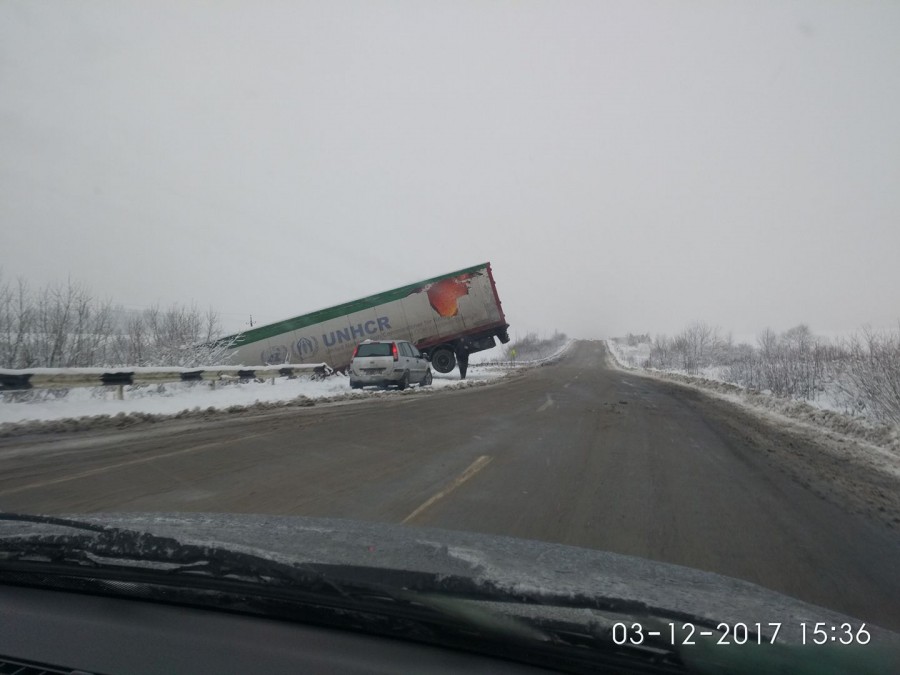 Фура з'їхала у кювет дорогою з Долини на Калуш