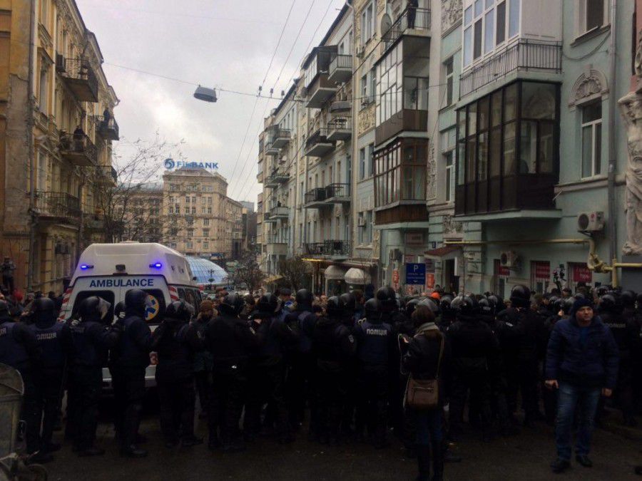 Прихильники Саакашвілі блокують автомобіль, в якому знаходиться політик