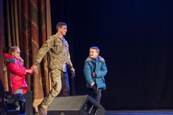 На благодійному концерті "Сильні духом" воїнам АТО вручили ключі від квартир 