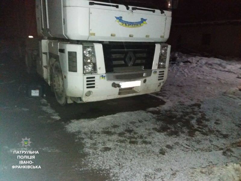 У Франківську патрульні затримали зловмисників під час крадіжки пального з авто