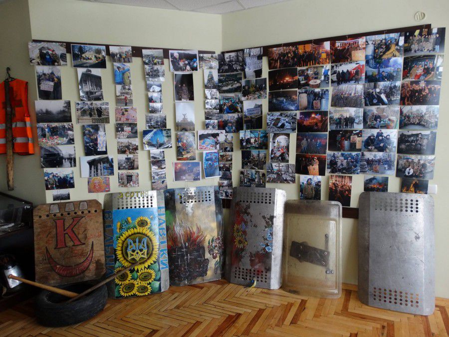 Калушан запрошують поповнювати колекцію та приходити у приміщення Спілки, щоб відчути дух Майдану та АТО | Фото: Олексан