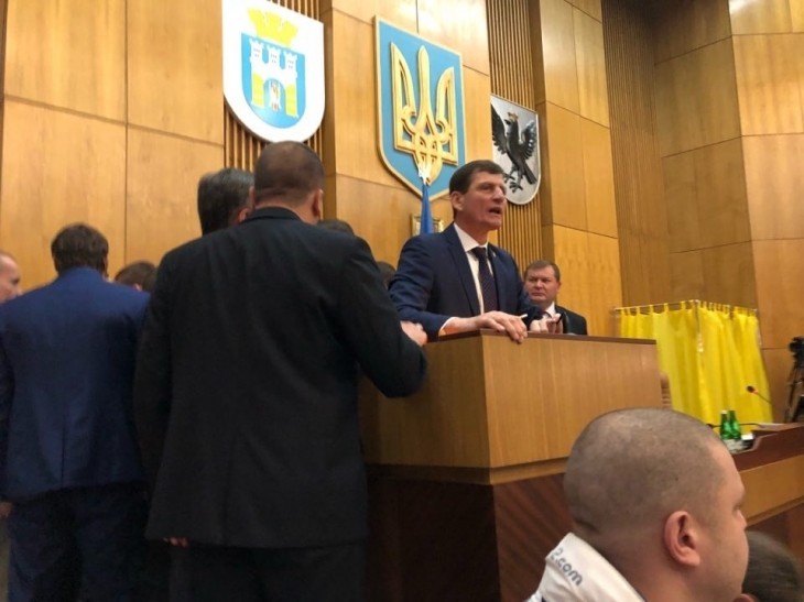  На сесії обласної ради голову Олександра Сича штовхали і кричали "Ганьба!"