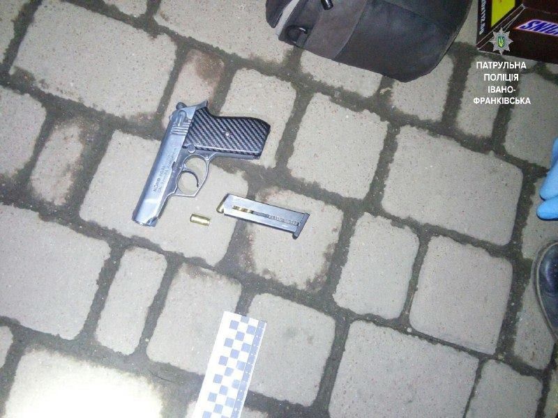 У сумці 29-річного франківця патрульні виявили наркотики і заряджений пістолет