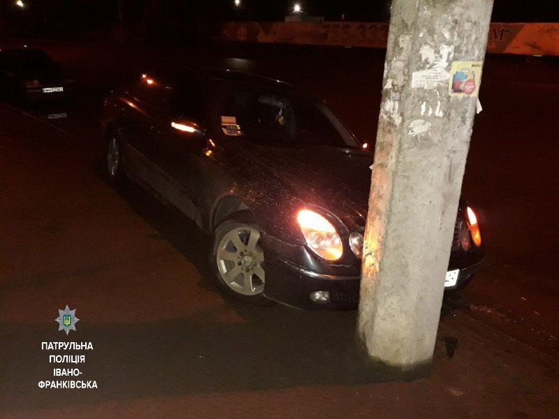 В Івано- Франківську водій в'їхав у стовп, аби не збити нетверезого пішохода