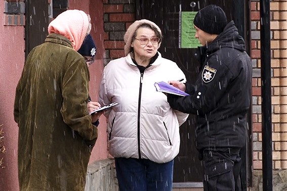 Правоохоронці долучились  до ліквідації наслідків негоди на Прикарпатті