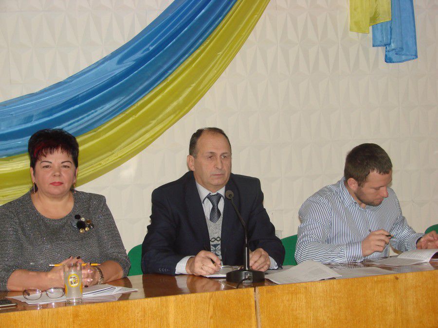 На сесії йшлося, що незабезпеченість району коштами по освіті становить близько 2 млн гривень, в охороні здоров&rsquo;я 