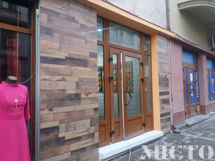 У Франківську з магазину &ldquo;Apple Сервіс&rdquo; за чотири хвилини невідомі винесли тридцять iPhone, один ноутбук та 