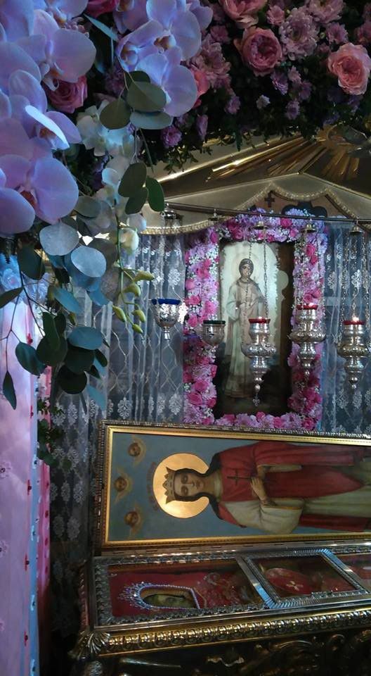 У престолі калуського собору вмонтована часточка мощей святої великомучениці. А на іконостасі зліва &mdash; її зображенн