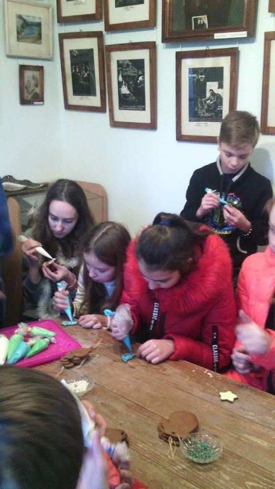 У музеї-оселі родини Івана Франка в Підгірках після постановки вистави діти власноруч розмалювали пряники | Фото: Артур 