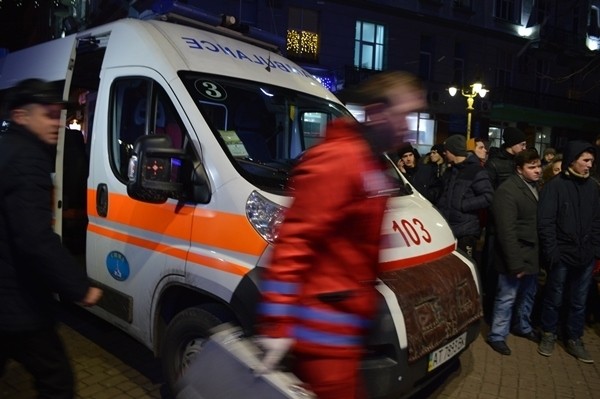 За словами очевидців, дівчата кричали, що щось падає, але люди не реагували і дивилися на ялинку

