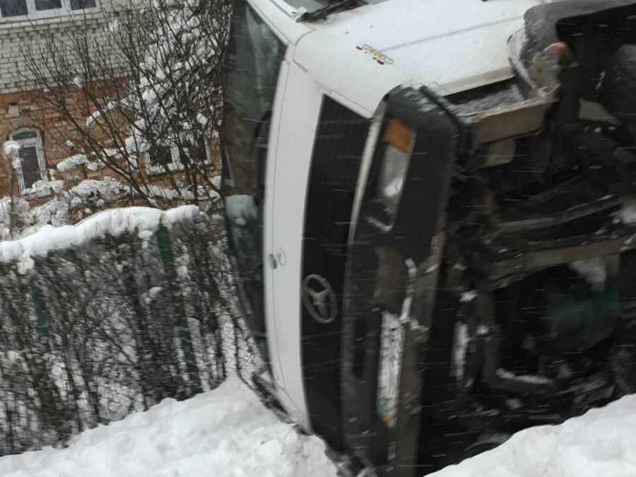 Одна з фур перевернулася поблизу залізничного вокзалу | Фото: Регіна Демус