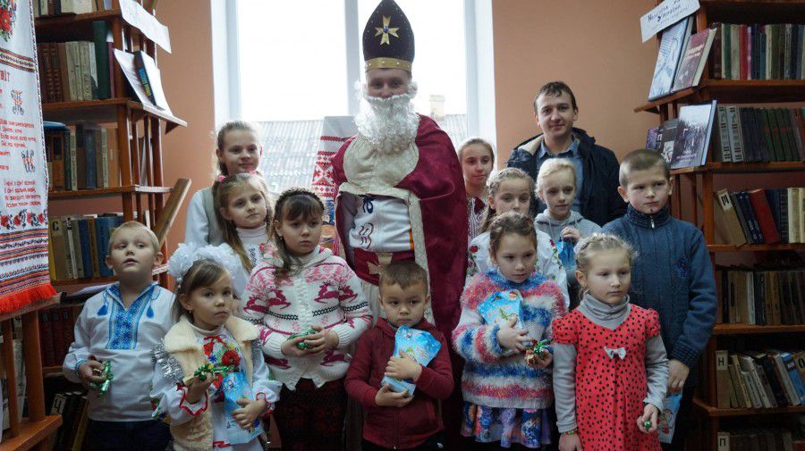 Діти Калуського і Галицького районів отримали традиційні солодощі від "Даноші"