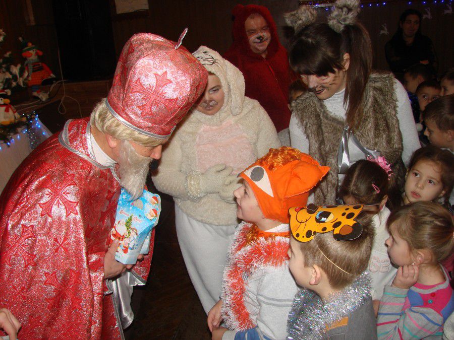 ТОВ &laquo;Даноша&raquo; закупила для дітей 600 подарунків. А працівники відділу культури РДА підготували для дітей спра