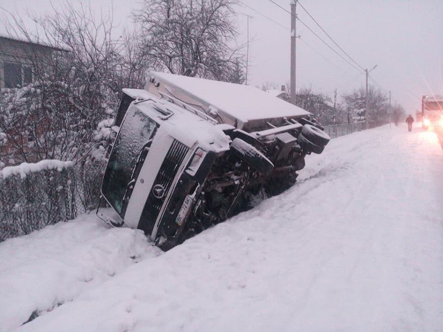 У Долині сталась ДТП за участі двох фур і автівки