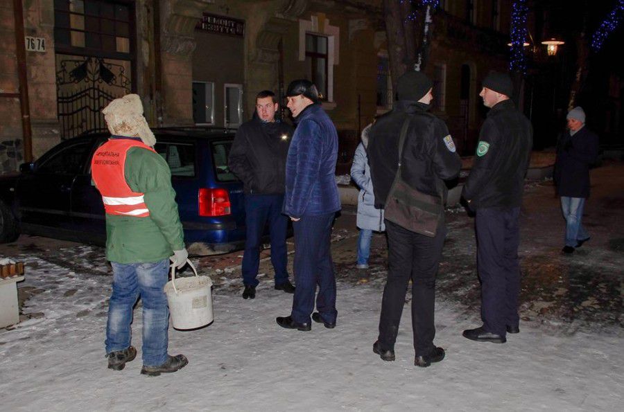 Міська влада Івано-Франківська перевірила  якість прибирання снігу та посипання пішохідних зон міста