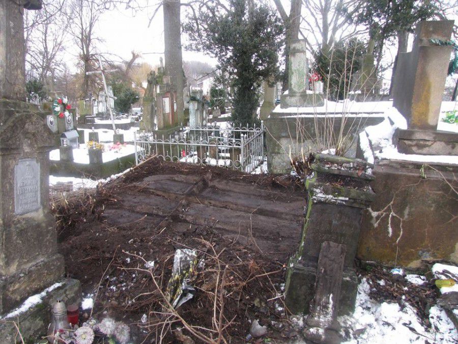 Імена та прізвища двох невідомих поховань з'ясовуватимуть згодом. | Фото: Василь Фіцак 