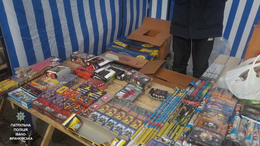 Поліція в Івано-Франківську вилучила піротехніку, яку продавали біля ЦУМу