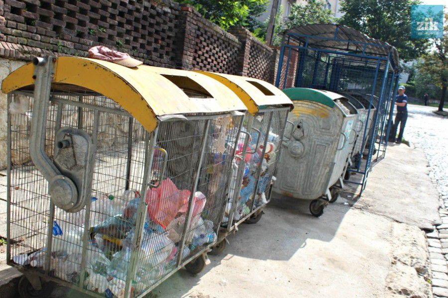 Ілюстрація. Людям байдуже, хто встановить смітники, основне &mdash; вони мають бути на вулицях міста і то негайно, нагол