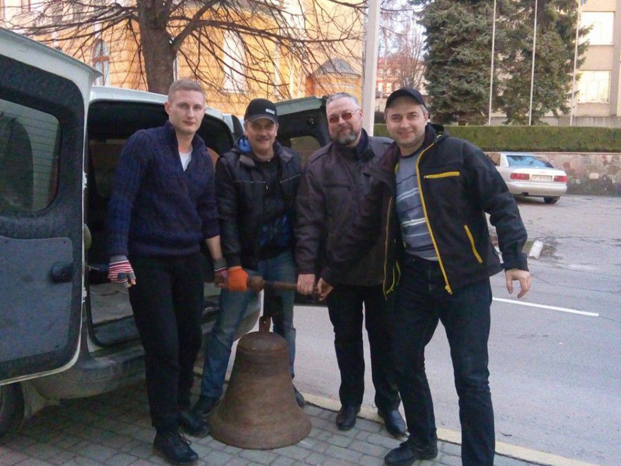 Учора надвечір дзвін привезли до музею у Калуші | Фото: Тетяна Кіндюх