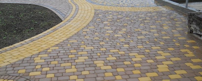 На подвір'ї учаснику АТО встановили бруківку, яку демонтували в Івано-Франківську