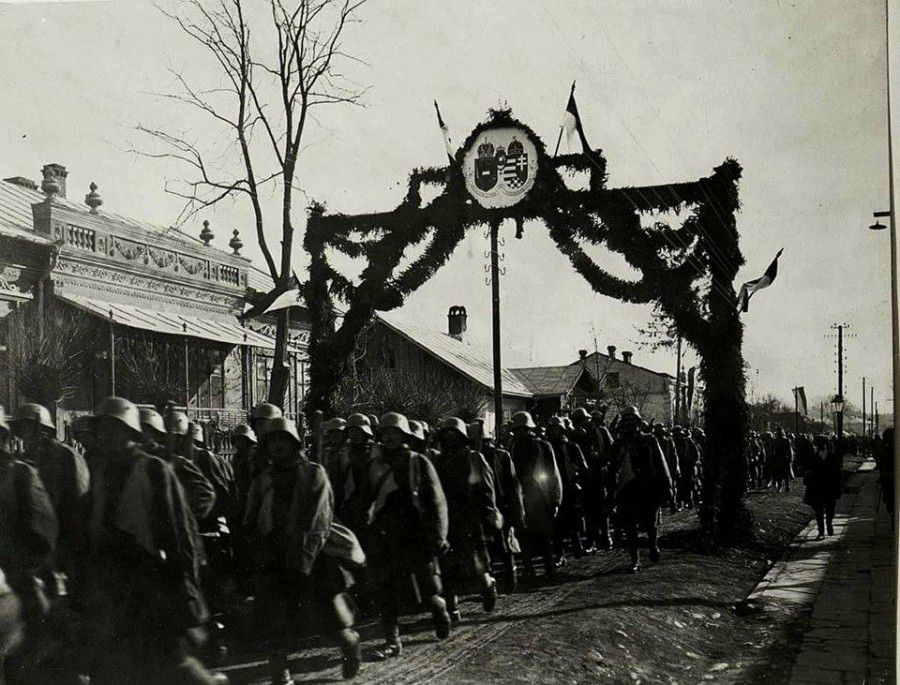 Весна 1915 року.Марш німецьких військових в напрямку залізничної станції