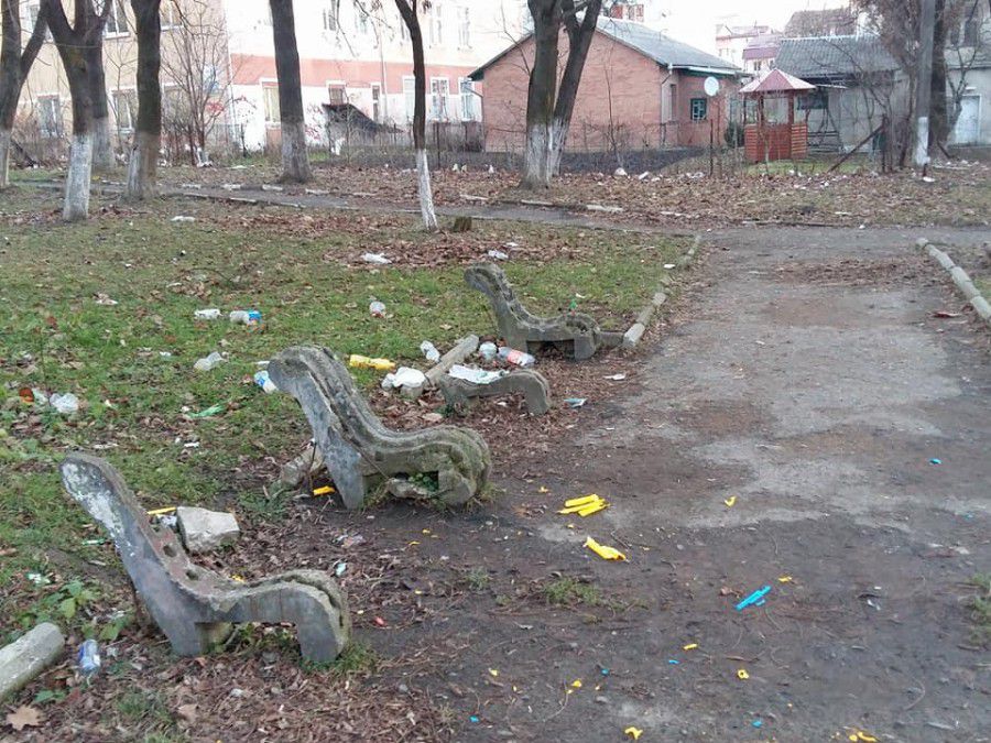 Літом у сквері прибирають матусі, які гуляють тут з дітьми, зимою прибирати нікому