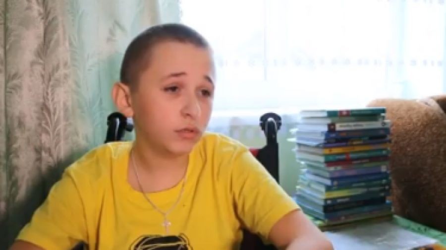 Хлопчик, у якого рідкісна хвороба, потребує допомоги