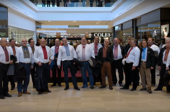 Український хор несподівано заколядував у торговому центрі у Канаді