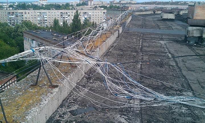 Ілюстрація. На деяких будинках &mdash; інтернетний хаос