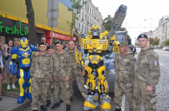 В Івано-Франківську родина зі Сходу створює костюми роботів 