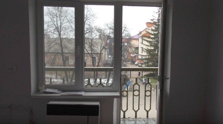 Одне з помешкань було купелене з меблями і побутовою технікою. Вигляд &mdash; просто на площу Героїв