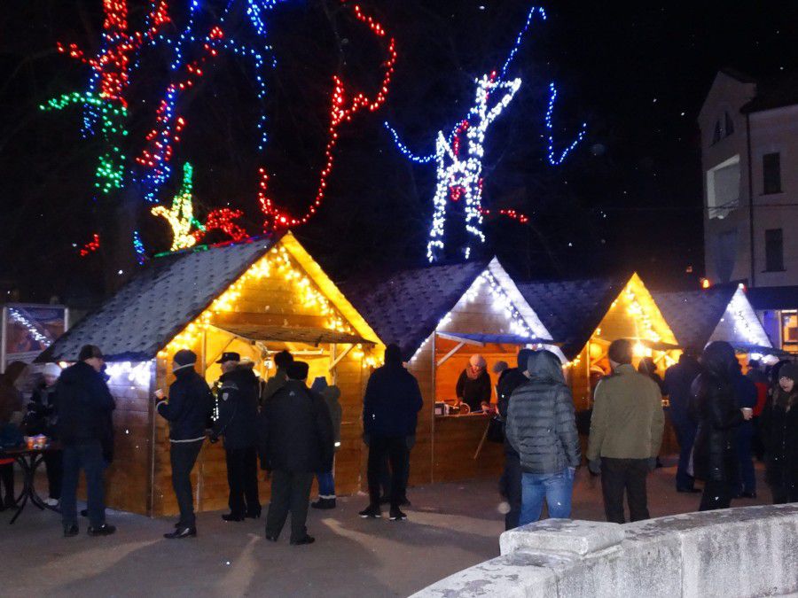 Закуплені будиночки міська рада віддала в оренду підприємцям для святкової торгівлі | Фото: Віктор Павлів