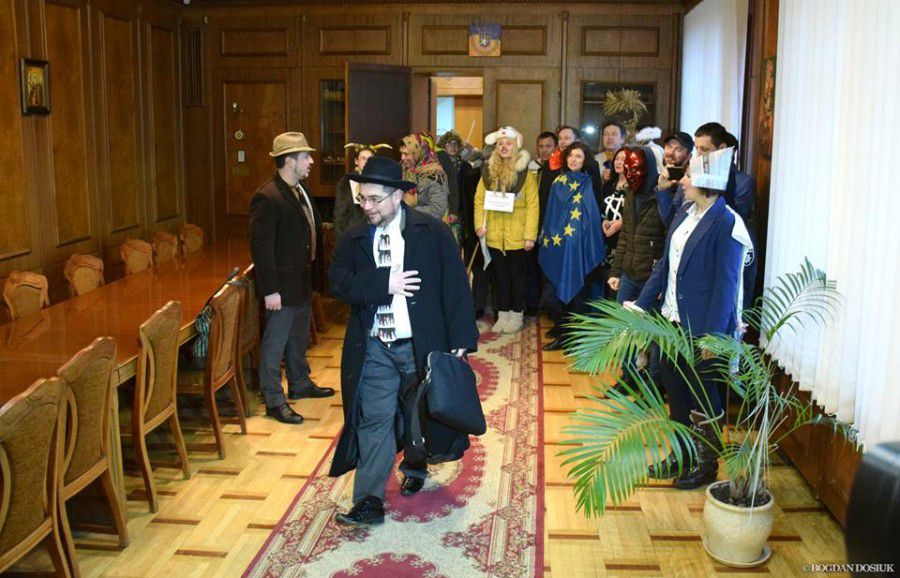 Журналісти з благодійною метою завітали з маланкою  до влади міста 