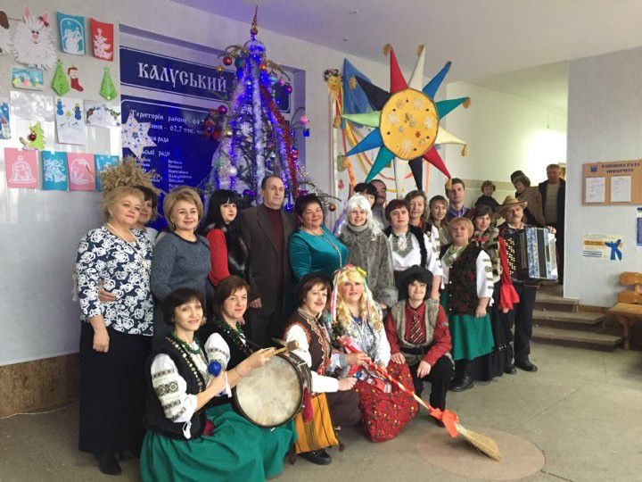 Мистецький колектив із села Сівка-Войнилівська завітав до райдержадміністрації із щедрівками