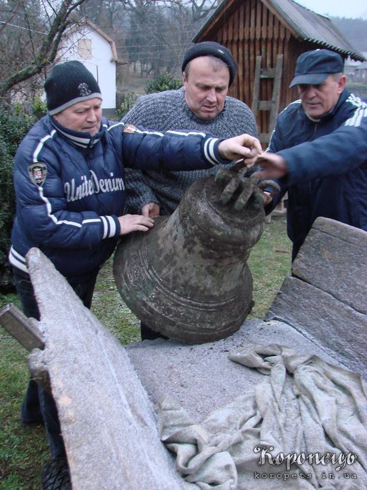 На Тернопільщині копали водопровід, а знайшли столітні дзвони зруйнованої церкви