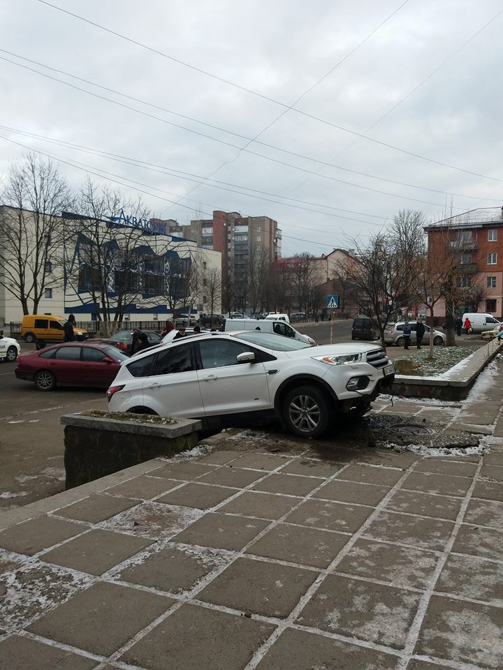 Калуський шумахер припаркував авто на сходах | Фото: Роман Куцій
