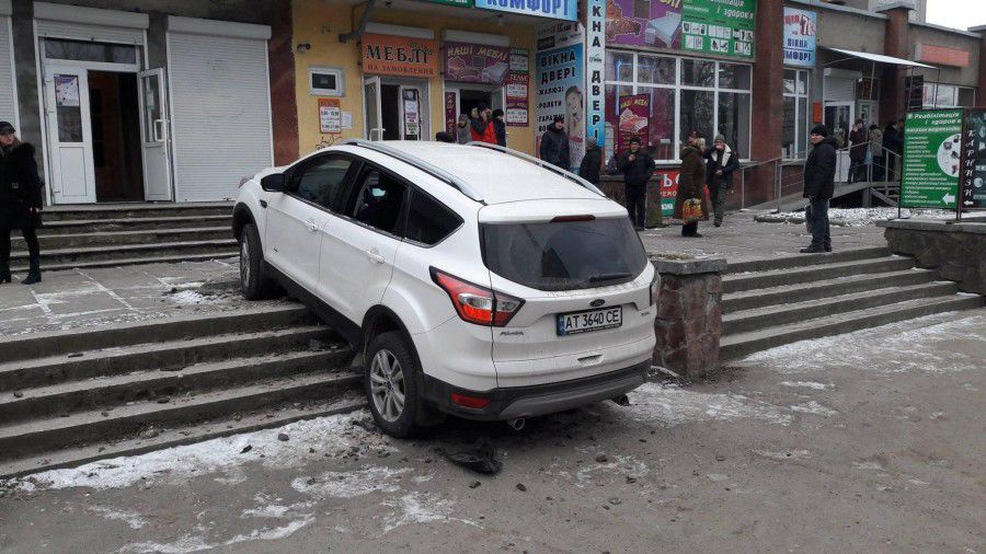 Водій каже, що сплутав педалі, пересівши на новий кросовер | Фото: Ростислав Зелінський